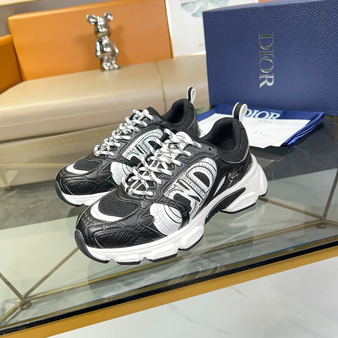 Men's Men's Shoes 💰500 [New Style] 🛠️🛠️Dior-Dior Chrono sneakers are a new product in the 2024 autumn ready-to-wear series, reinterpreting running shoes in Dior's high-end style. Crafted from beige mesh with laminated leather-effect panels in gold and silver tones, it's highlighted by CD logos on the sides, a star patch on the tongue and a Dior logo on the heel. Featuring tri-color laces, a lightweight sole and star embellishments for a casual look for any season. Size: Female size 35-41 (Female size 41 and 42 can be customized) Male size 39-44 (45/46 can be customized) Color: white, pink, gold, silver, black